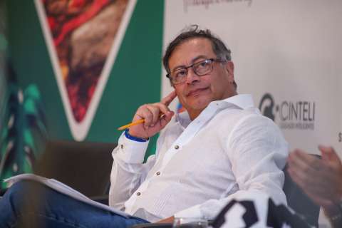 “Prácticamente, toda la inversión pública en vías está en Bogotá y Medellín”: Petro