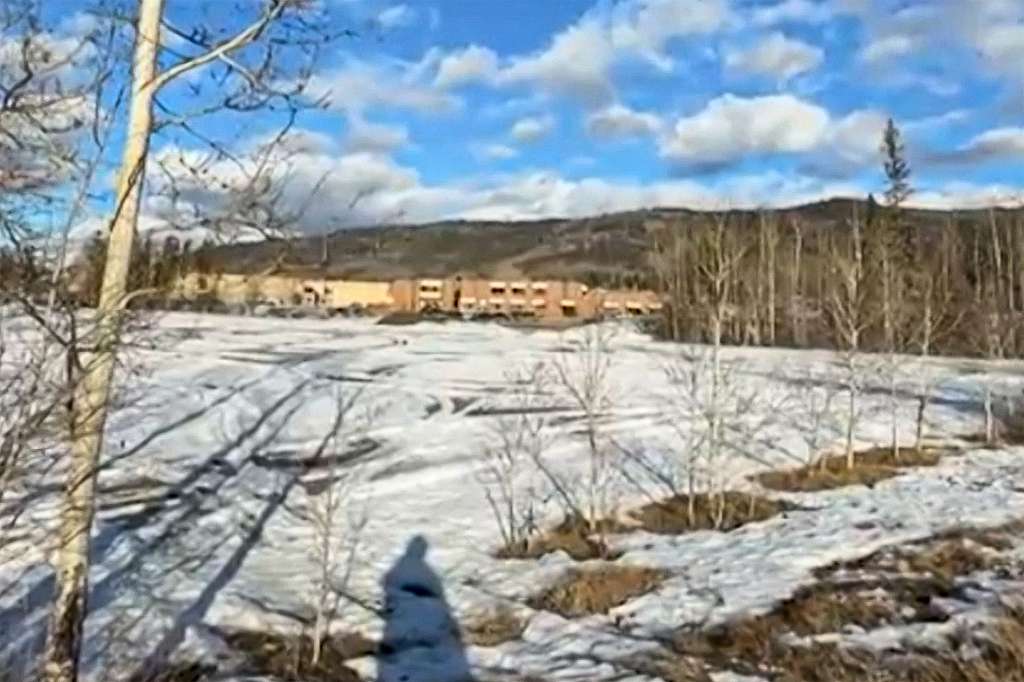 Esta captura de pantalla de un video proporcionado por el periodista local Trent Ernst muestra el edificio de la escuela secundaria y preparatoria donde se produjo un tiroteo que dejó al menos nueve personas muertas en el pequeño pueblo de Tumbler Ridge, Canadá.