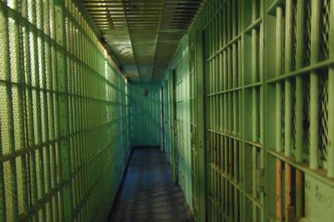 A la cárcel policías que habrían asesinado a un detenido y simulado su suicidio