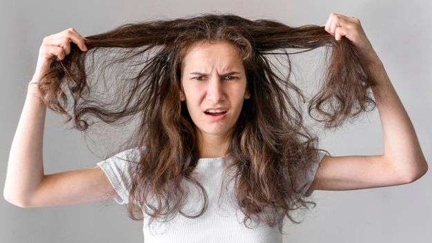 Aquí te enseñamos cómo hidratar el cabello seco con estos 5 trucos y consejos que te ayudaran a salir de un apuro y sanar tu cabello.