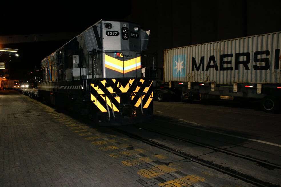 Tren en el puerto de Santa Marta al momento de cargarlo. / Twitter: @puertostmarta