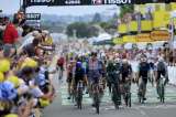 Philipsen gana, Pogacar y Remco calientan la carrera