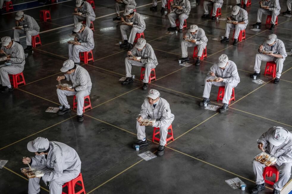 Las personas en el centro de China, donde se detectó por primera vez el coronavirus COVID-19, ahora pueden volver a trabajar. El transporte público también se ha reiniciado a medida que la normalidad regresa lentamente después de un bloqueo de dos meses. / AFP
