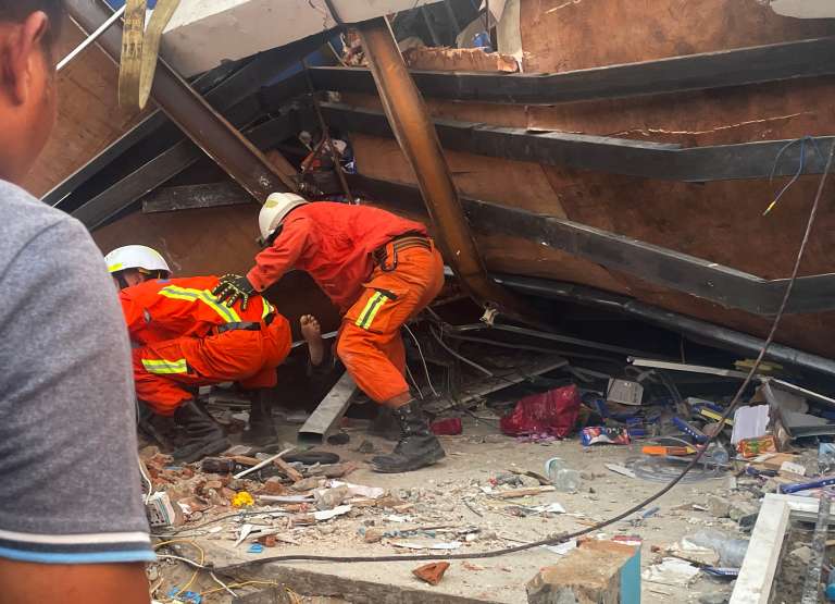 Naypyidaw (Myanmar), 28/03/2025.- Rescuers work to recover a body from debris in ThaPyayGone market following an earthquake, in Naypyidaw, Myanmar, 28 March 2025. Myanmar has declared a state of emergency and appealed for international aid after a 7.7-magnitude earthquake struck the country, with tremors felt in neighboring countries. (Terremoto/sismo, Birmania) EFE/EPA/NYEIN CHAN NAING