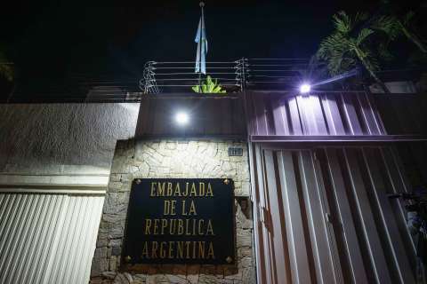 Denuncian que la Embajada de Argentina en Caracas está asediada y sin electricidad