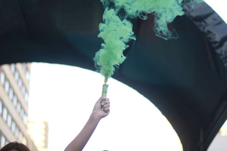 En la conmemoración de la fecha se vieron muchos pañuelos verdes, que se han convertido en un símbolo del derecho al aborto voluntario en América Latina.