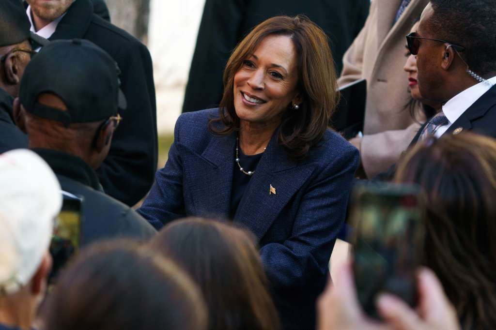Bucks County (United States), 16/10/2024.- US Vice President and current Democratic presidential candidate Kamala Harris greets supporters at a rally in Bucks County, Pennsylvania, USA, 16 October 2024. Harris is in a tight race for the US presidency against Republican nominee and former President Donald Trump. (Elecciones) EFE/EPA/WILL OLIVER