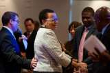 Esposa de Mandela, "menos preocupada" por la salud del héroe sudafricano
