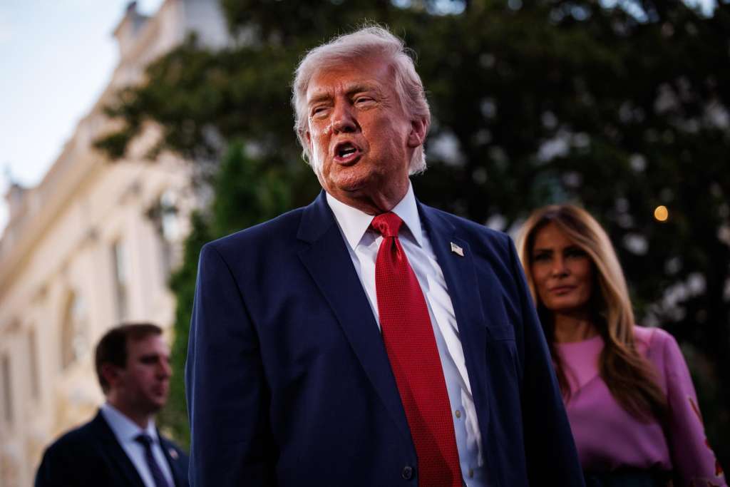 WASHINGTON, DC (United States), 19/05/2026.- US President Donald Trump turns to photographers in the press pool after greeting guests during the Congressional Picnic on the South Lawn of the White House in Washington, DC, USA, 19 May 2026. EFE/EPA/SAMUEL CORUM / POOL