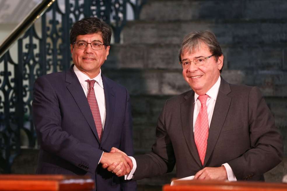 José Valencia, canciller ecuatoriano, y Carlos Holmes Trujillo, canciller de Colombia.  / EFE