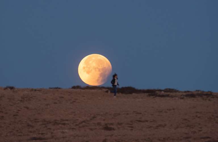 Eclipse de la Luna visto desde la localidad de Tindaya, en Fuerteventura, en la madrugada de este lunes, en España.