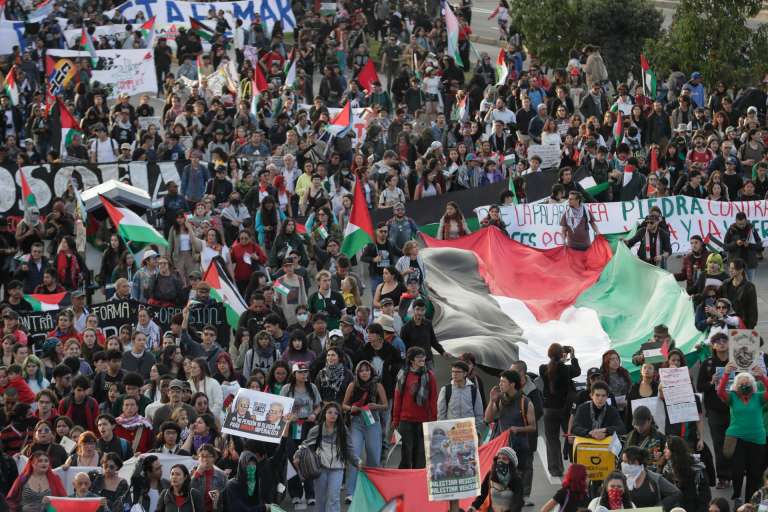 ACTUALIZA INFORMACIÓN AME5688. BOGOTÁ (COLOMBIA), 07/10/2025.- Personas participan en una manifestación en apoyo a Palestina y contra la guerra en Gaza con motivo del segundo aniversario del ataque de Hamás contra Israel, este martes en Bogotá (Colombia). Un centenar de jóvenes marcharon por una de las principales calles de Bogotá en apoyo a Palestina y contra la guerra en Gaza con motivo del segundo aniversario del ataque de Hamás contra Israel, en una movilización que precede a la protesta convocada para esta tarde frente a la Embajada de EE.UU. EFE/ Carlos Ortega