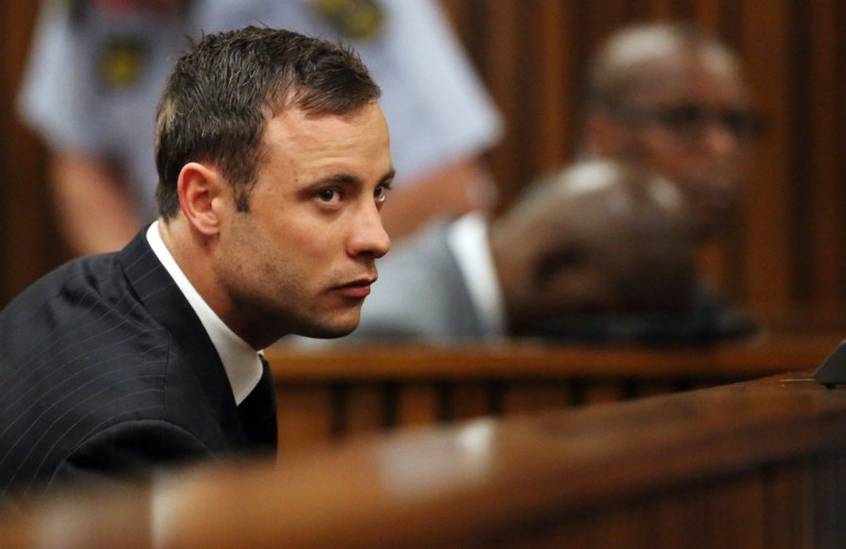 Pistorius, condenado por el asesinato de su novia, saldrá este viernes de la cárcel