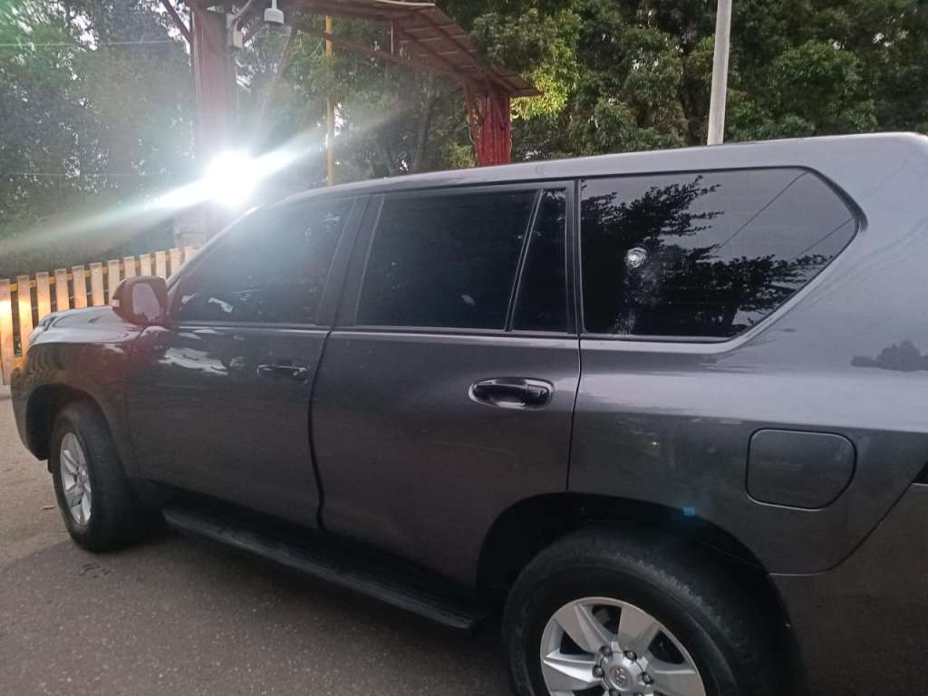 En la parte posterior izquierda se nota el impacto que sufrió la camioneta blindada asignada a la Casa de Nariño.