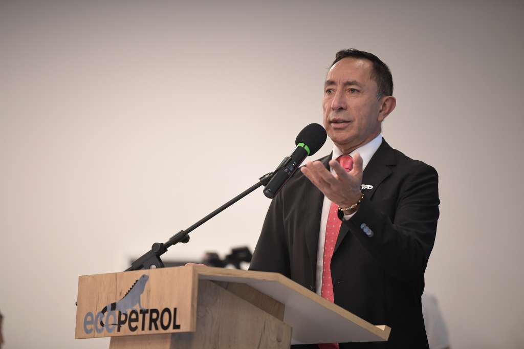 Presidente de Ecopetrol, en rueda de prensa anunciando que desarrollará un proyecto de regasificación en su terminal marítimo de Coveñas, con el objetivo de importar gas natural licuado y revertir la creciente escasez de este combustible en el país.