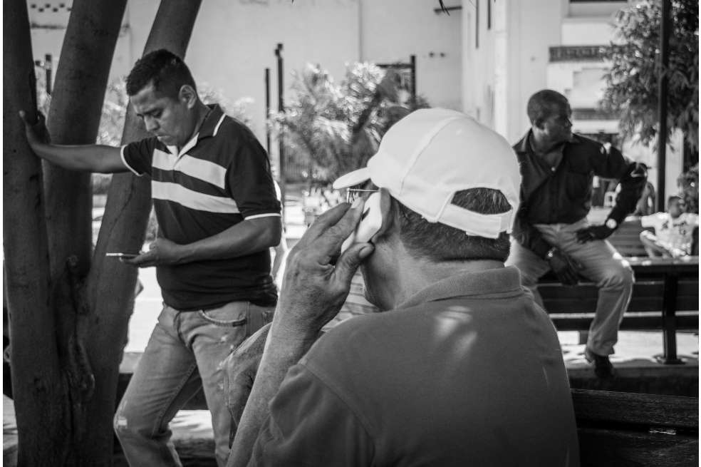 El hijo de Carmelo, que vivía en la ciudad, le regaló un teléfono celular para que recibiera llamadas nada más.