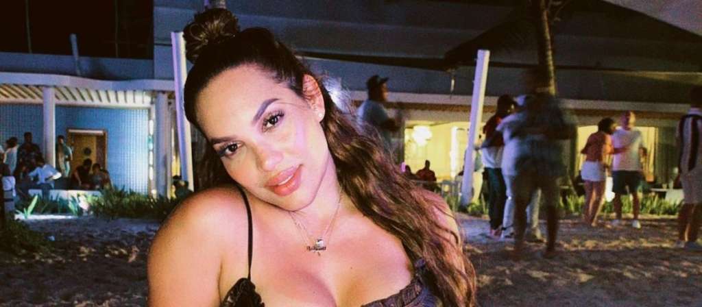 La creadora de contenido Andrea Valdiri presumió su nuevo ‘look’ de color rojo, pero sorprendió al criticarse a sí misma.
