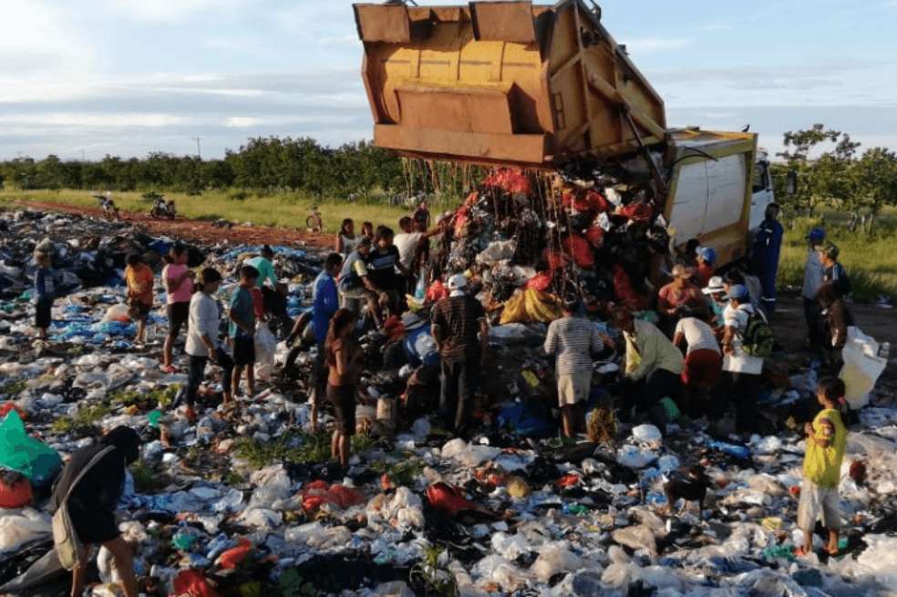 La foto fue tomada el 22 de julio de 2019 por la Defensoría. En ella se ve a un grupo de indígenas esperando el camión de la basura para buscar qué comer. / Defensoría del Pueblo