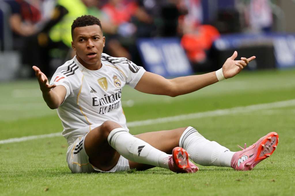 MADRID, 27/09/2025.- El delantero del Real Madrid Kylian Mbappé durante el partido de LaLiga entre el Real Madrid y el Atlético de Madrid que se disputa en el estadio Riyadh Air Metropolitano este sábado. EFE/Sergio Pérez