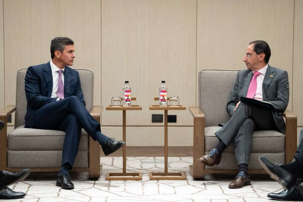 El presidente de Paraguay, Santiago Peña, con el vicepresidente electo de Colombia, José Manuel Restrepo.