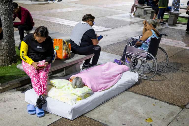 CARACAS, 25/06/2026.- Personas en la calle en Caracas (Venezuela) tras los dos fuertes seísmos que han sacudido el oeste de la capital del país, dos terremotos, de magnitud 7,2 y 2,5 que tuvieron lugar alrededor en apenas 39 segundos y que han dejado al menos 32 muertos y 700 heridos y personas entre los escombros de los edificios derruidos. EFE/ Rayner Peña R