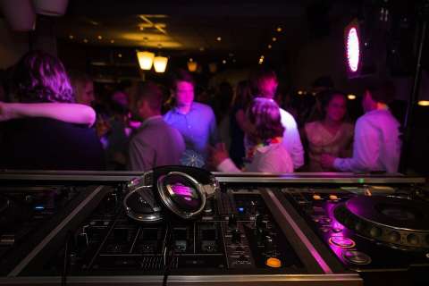En Cali no exigirán carné de vacunación a trabajadores de bares y discotecas