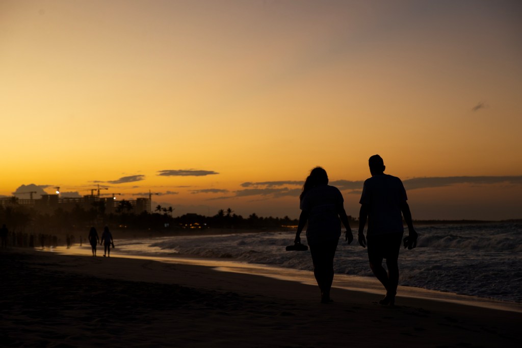 -FOTODELDÍA- AME5578. PUNTA CANA (REPÚBLICA DOMINICANA), 08/03/2024.- Turistas disfrutan de las paradisíacas playas, este viernes en Punta Cana (República Dominicana). EFE/Orlando Barría