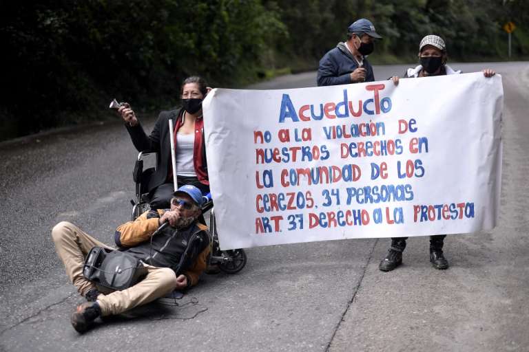 Son más de 10 familias las que viven en el sector, quienes trancaron la vía con el fin de evitar el operativo.