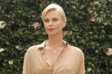 Charlize Theron utiliza aplicaciones móviles para encontrar citas