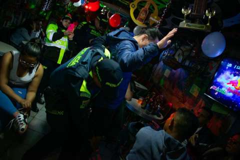Operativos en establecimientos nocturnos: confiscan 53 botellas de licor adulterado