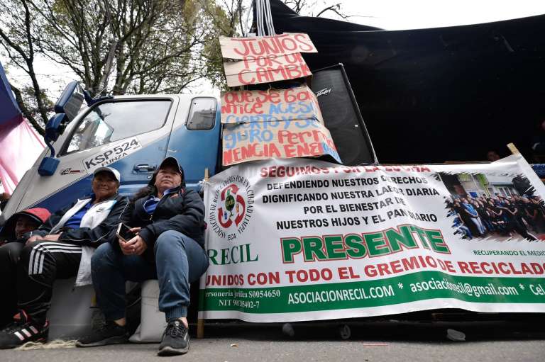 La mañana del miércoles 15 de mayo de 2024, un grupo de aproximadamente 500 recicladores realizaron un plantón frente a las instalaciones de la CRA para exigir mejores condiciones laborales.