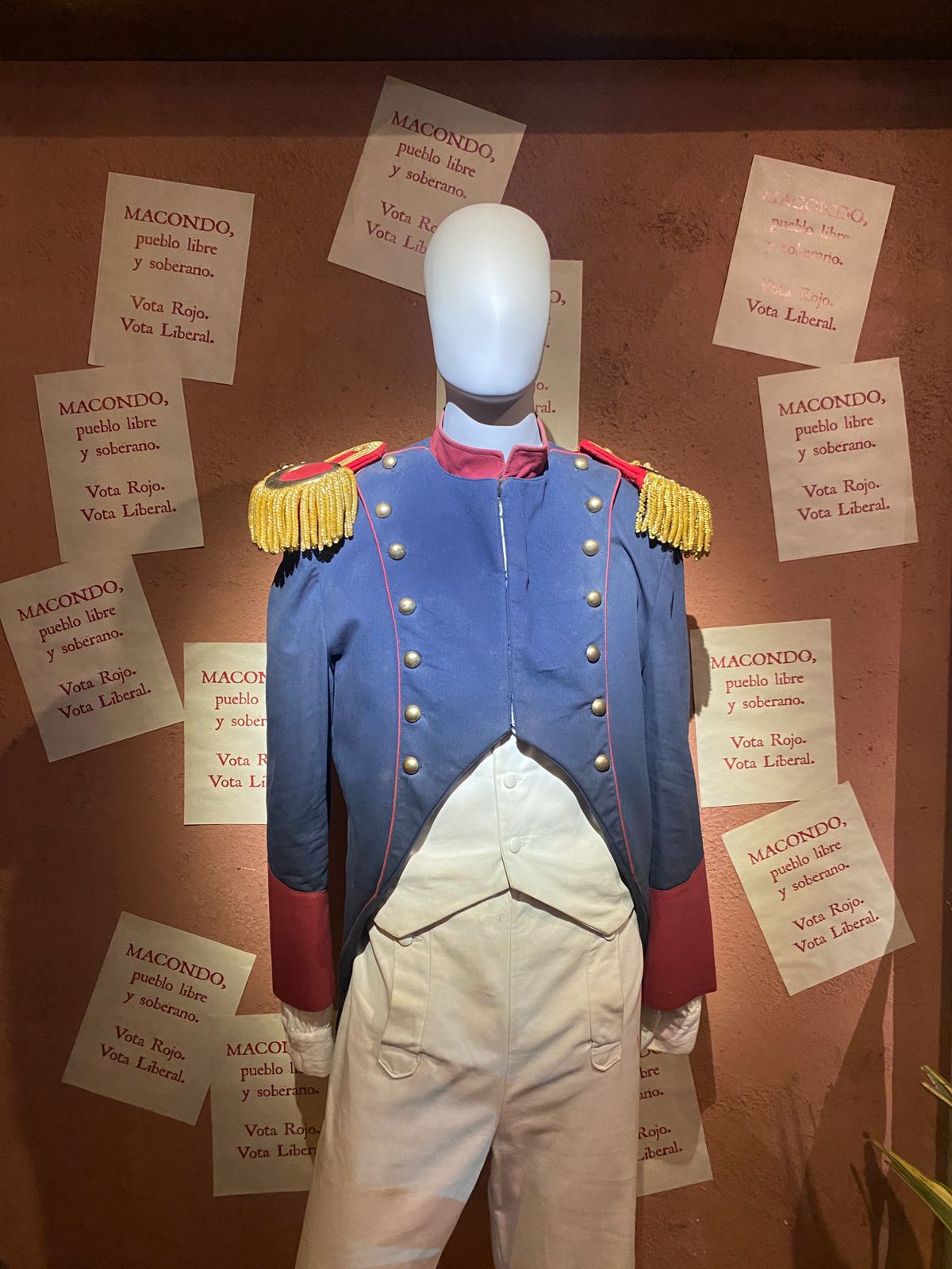 Este es el traje militar que Arcadio utiliza en la serie, una de las más de 4.000 piezas de ropa que se confeccionaron para esta producción.