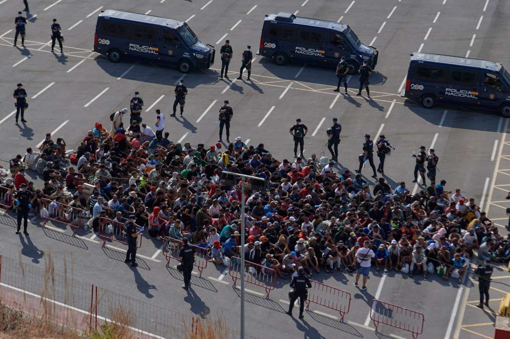 Los policías escoltaron a migrantes a centros de acogida en Ceuta.