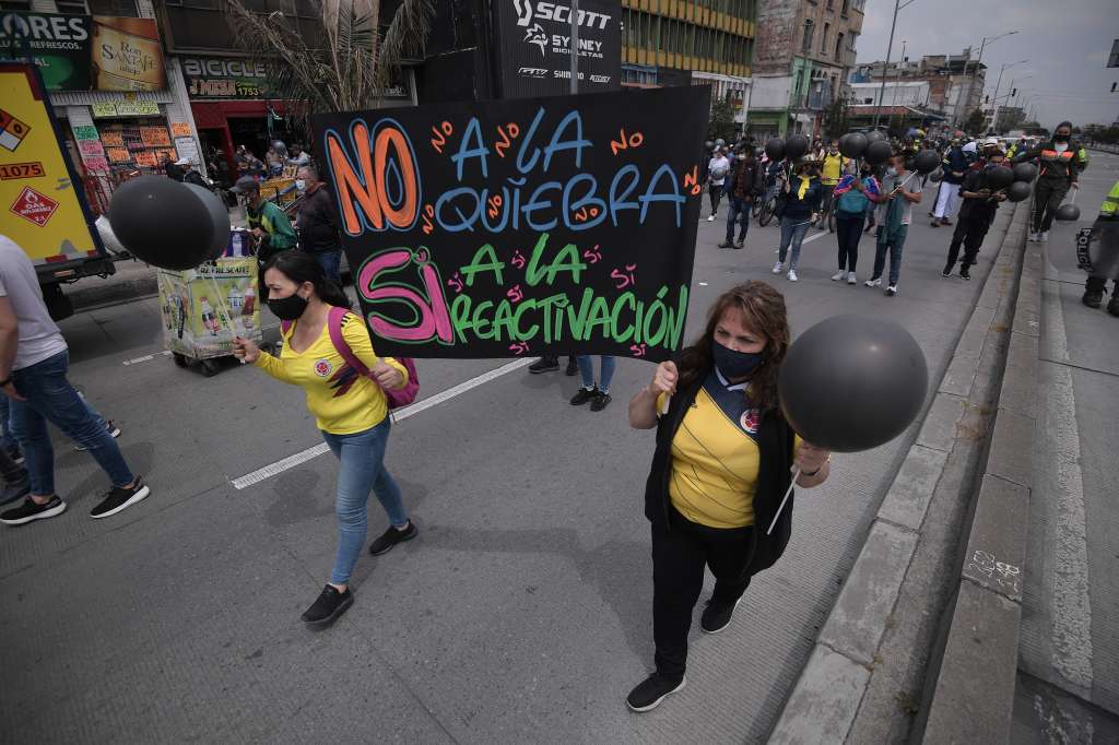 Comerciantes de las localidades en cuarentena estricta en Bogotá, salieron esta mañana a protestar ante la preocupación de que las nuevas medidas termine con el cierre de más negocios y locales. Tras diálogo con el Distrito se indicó que el próximo lunes 24 de agosto se evaluarán los indicadores para determinar si algunos sectores podrán salir antes del aislamiento.