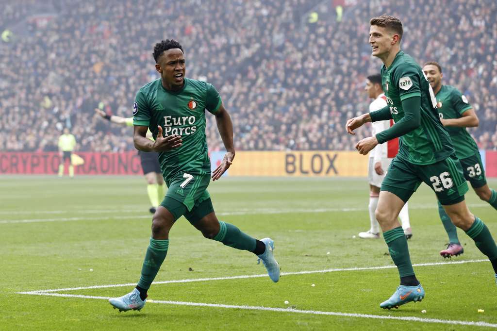 Amsterdam (Netherlands), 20/03/2022.- Guus Til (R) and Luis Sinisterra of Feyenoord celebrate the 0-1 lead during the Dutch Eredivisie match between Ajax and Feyenoord at the Johan Cruijff ArenA in Amsterdam, Netherlands, 20 March 2022. (Países Bajos; Holanda) EFE/EPA/MAURICE VAN STEEN