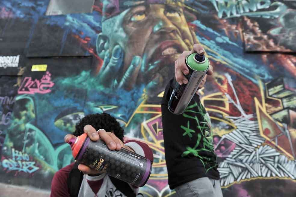 3D enfrente de un grafiti dibujado sobre la carrera décima. / David Campuzano