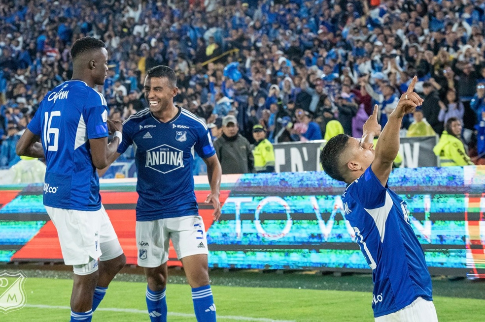 Daniel Cataño (Der.) celebra el gol de la victoria de Millonarios sobre Once Caldas, en El Campín.