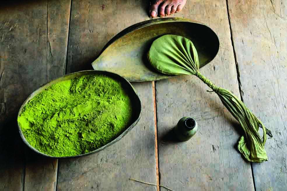 En el proceso de la coca ritual, la indígena, surge el mambe que es ligero y de este color. Con el ambil y otros implementos, una especie de kit infaltable en las comunidades. /Julián Lineros (Ver galería)