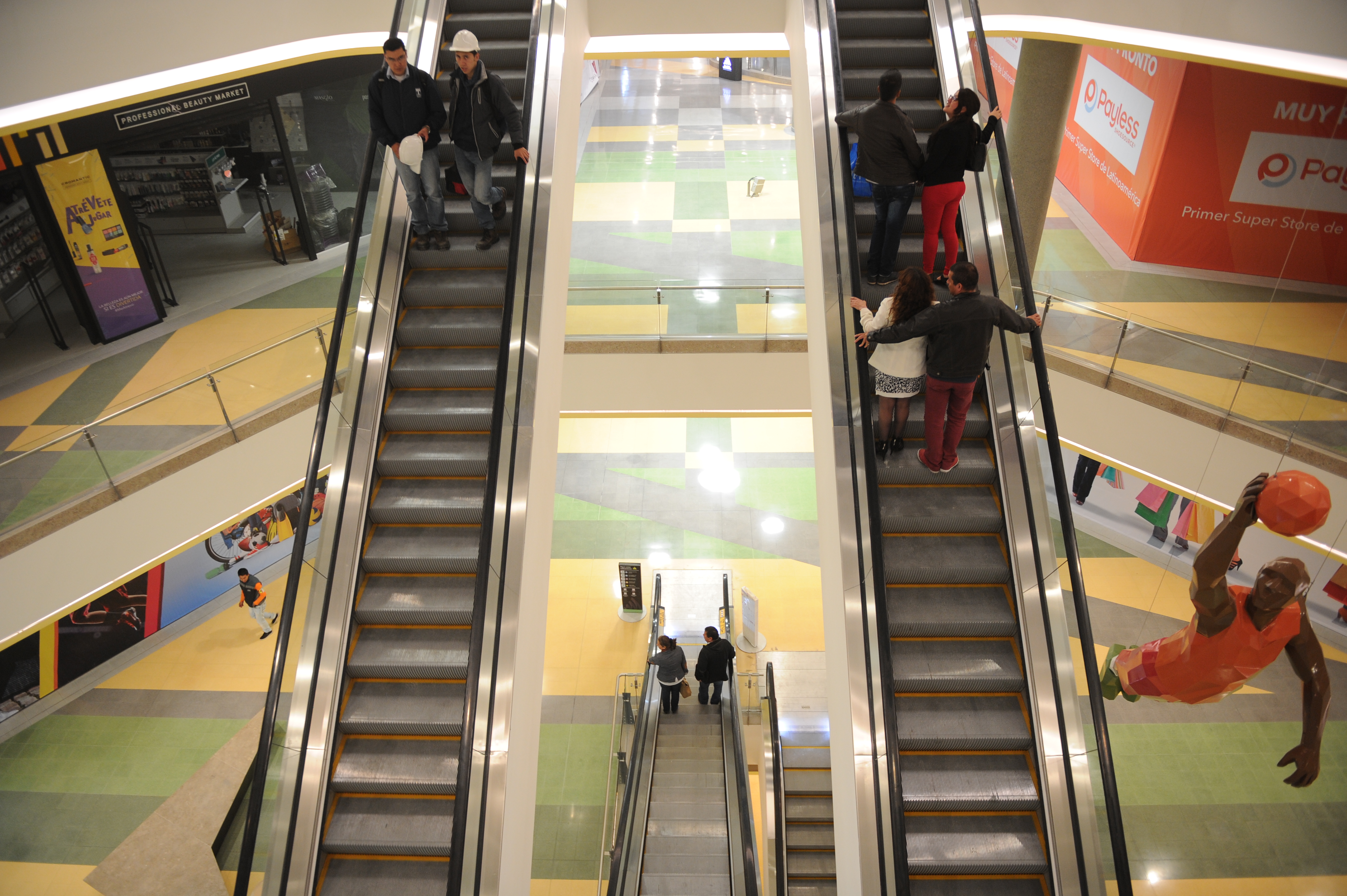 Fachada, instalaciones y locales de este nuevo centro comercial, ubicado en la localidad de Puente Aranda, Bogotá.