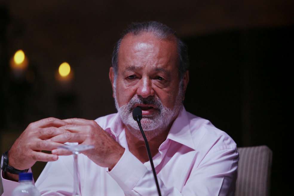 Carlos Slim durante su intervención en el Hotel Santa Clara, de Cartagena. / EFE