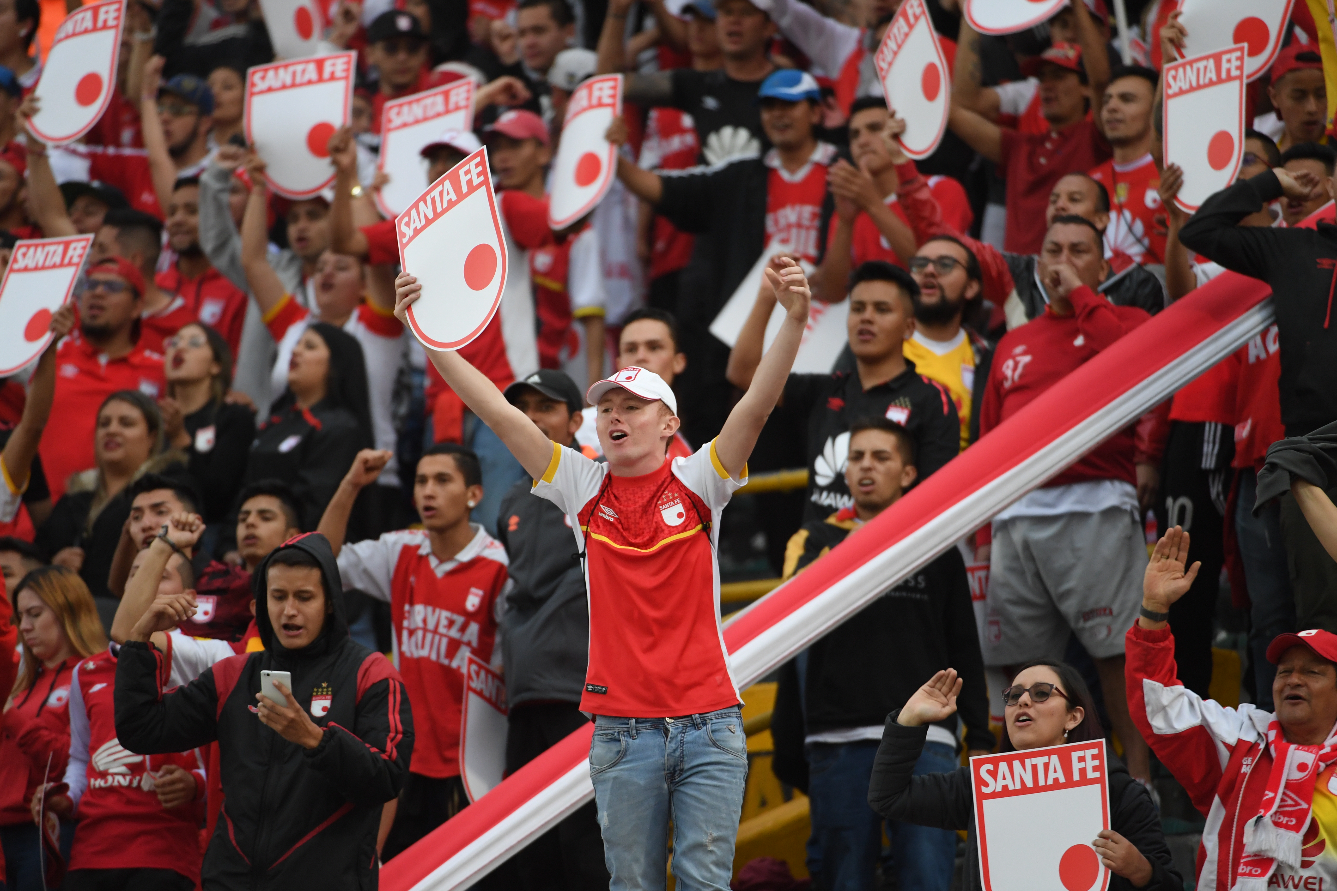 Hinchas de Independiente Santa Fe en el partido ante Envigado, disputado en el estadio El Campín por la Liga Águila II 2019.