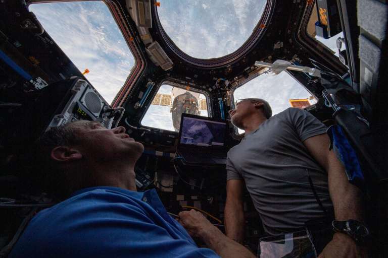 Los astronautas de la NASA (de izquierda a derecha) Thomas Marshburn y Mark Vande Hei observan la Tierra a través de las ventanas de la cúpula de la estación. La investigación Observaciones de la Tierra de la tripulación proporciona a los científicos datos clave desde la perspectiva de la Estación Espacial Internacional para comprender cómo está cambiando el planeta con el tiempo. /NASA