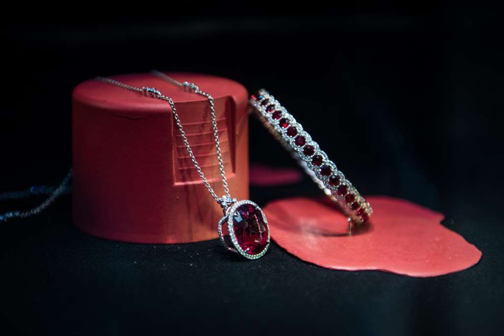 Algunas de las joyas en una de las ventanas en la tienda Tiffany & Co. en Nueva York.