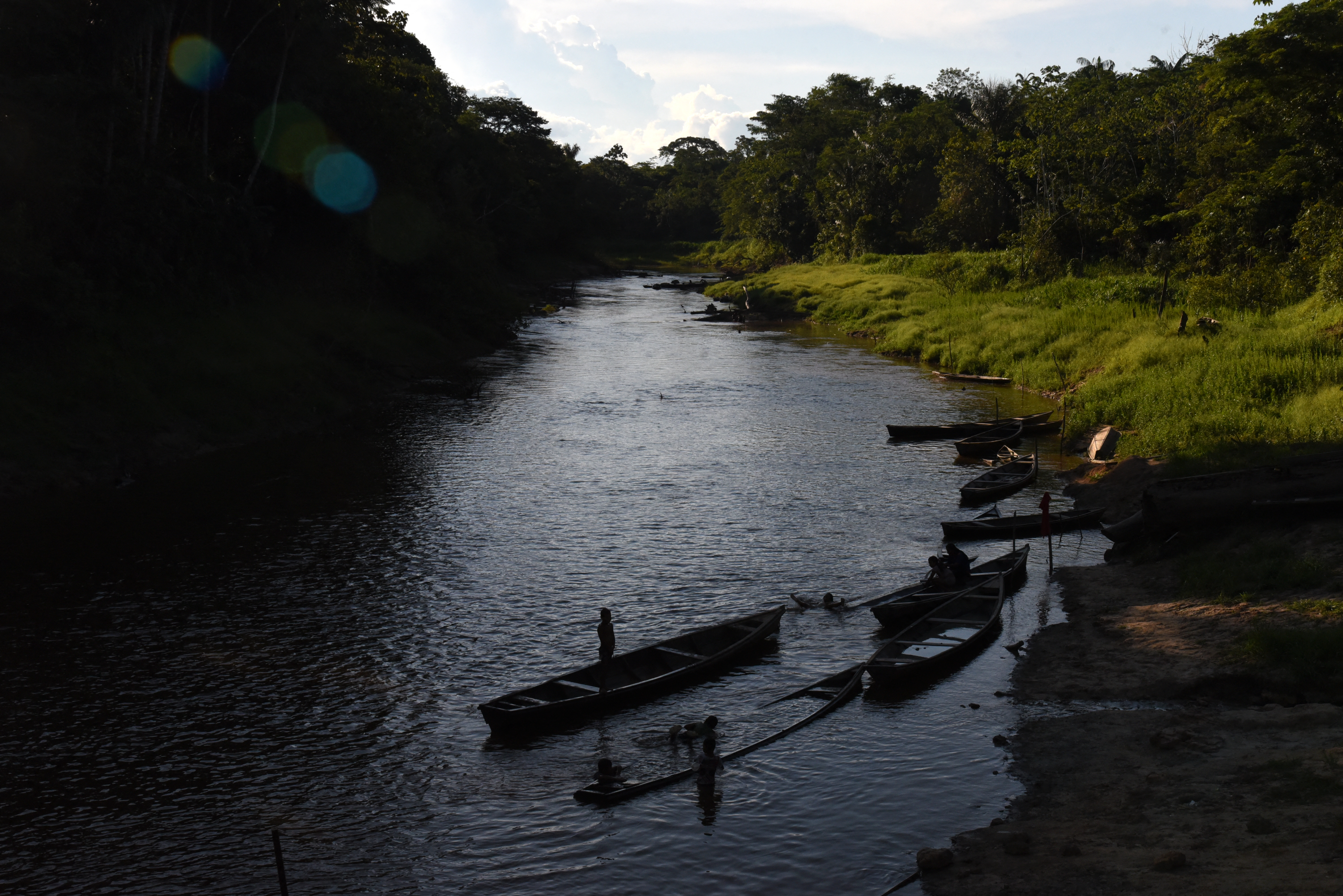 En las entrañas de la selva amazónica colombiana, indígenas de distintas lenguas, países y etnias descubrieron en el cine un lenguaje común para narrar su propia historia lejos de la mirada ajena. En San Martín de Amacayacu se reunieron por primera vez el pueblo Matis de Brasil y el pueblo Tikuna de Colombia. Fue un viaje de siete días a través de ríos torrenciales y caminos imposibles. (Foto por Lina VANEGAS / AFP)