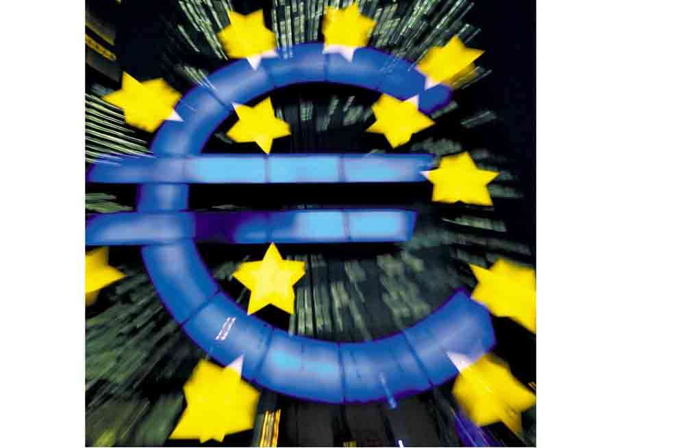 Los bancos pequeños en la Eurozona necesitan eliminar 2,6 billones de euros de sus balances. / AFP