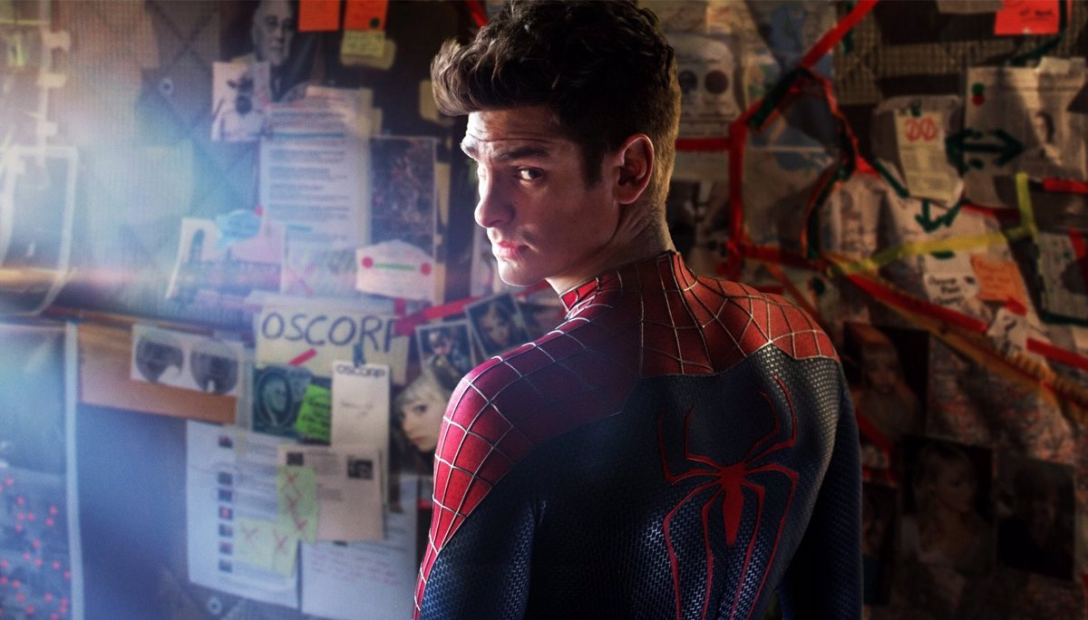 Cuando el nuevo enemigo va a destruir a Peter Parker, aparece la versión del personaje interpretada por Andrew Garfield.