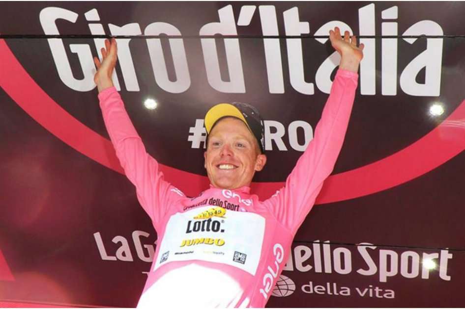El holandés se pone por primera vez en su carrera con la 'Maglia Rosa'. / EFE