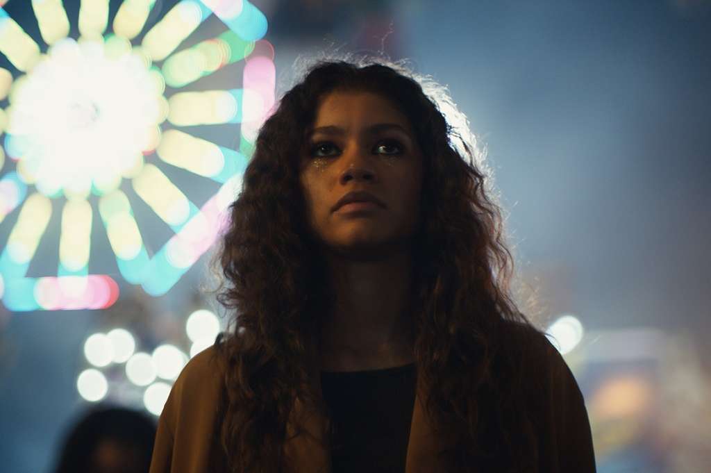 “Euphoria”: Sigue la historia de Rue Bennet, una joven de 17 años quien junto con su familia y sus compañeros de secundaria se enfrentan a los problemas de la adolescencia en una época en la que todo se amplifica en Internet. Recibió tres premios, uno de esto fue para Zendaya como Mejor Actriz Protagónica en Serie Dramática.
