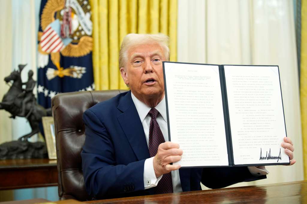 Washington (Usa), 23/01/2025.- US President Donald Trump signs executive orders in the Oval Office of the White House in Washington, DC, USA, 23 January 2025. EFE/EPA/YURI GRIPAS / POOL