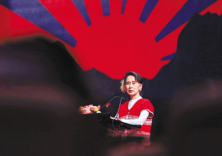 La líder birmana Aung San Suu Kyi fue sentenciada a cuatro años de prisión